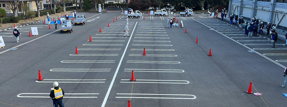 Photo: Practical training for transporting disaster waste to the site by truck (Mie Prefecture)