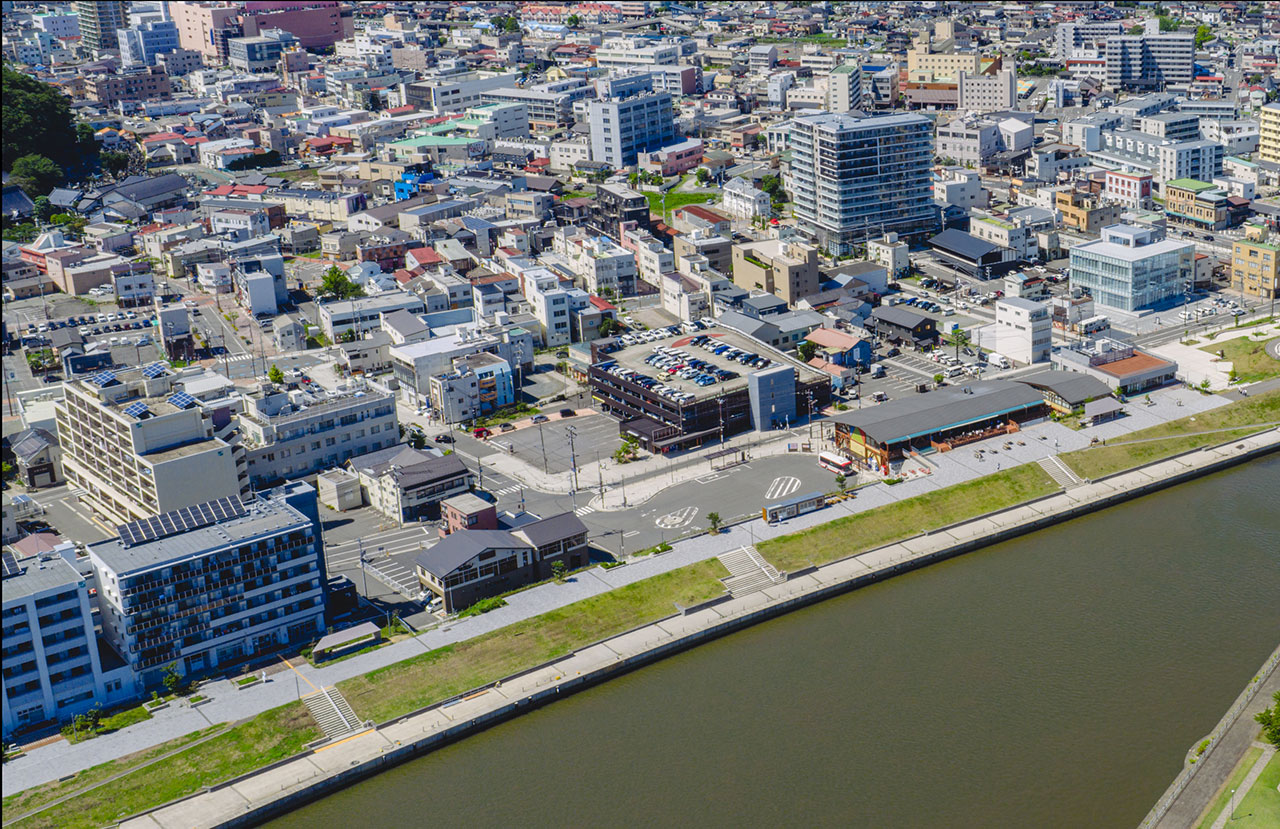 Well-maintained Embankment and Surrounding Facilities (Near the traffic plaza)