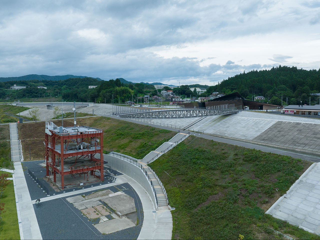 The preserved former disaster prevention building and Nakahashi Bridge
