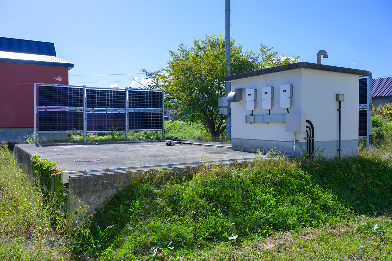 Solar power experiment at the town-run hot spring facility "Yusenkaku"