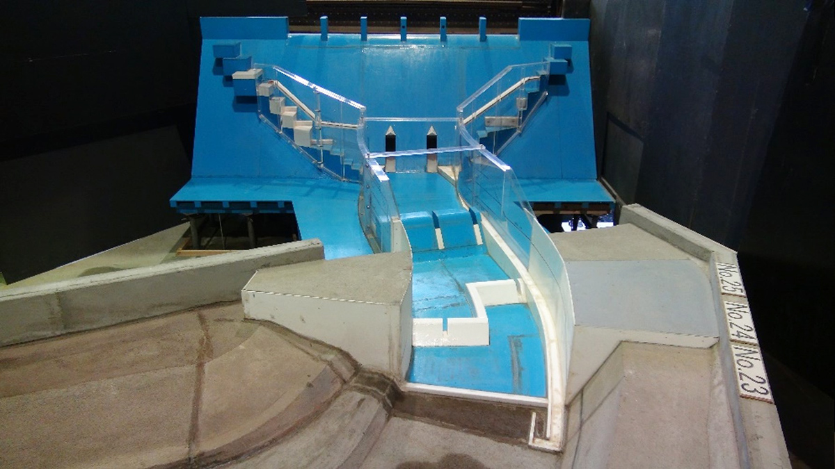 Hydraulic model experiment on dams